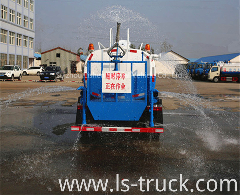 WATER SPRINKLER TRUCK